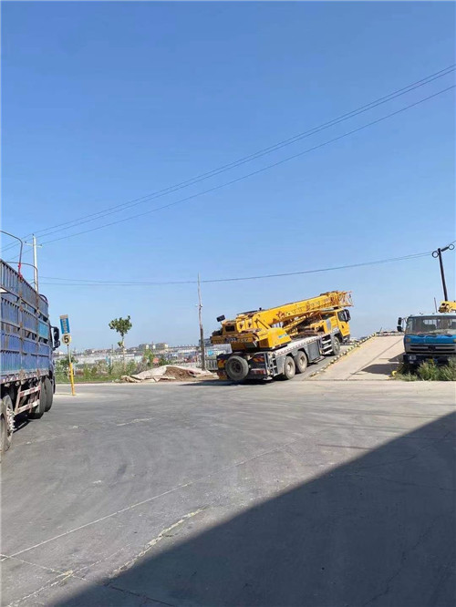 嘉黎县25吨吊车的租赁价格大概是多少？